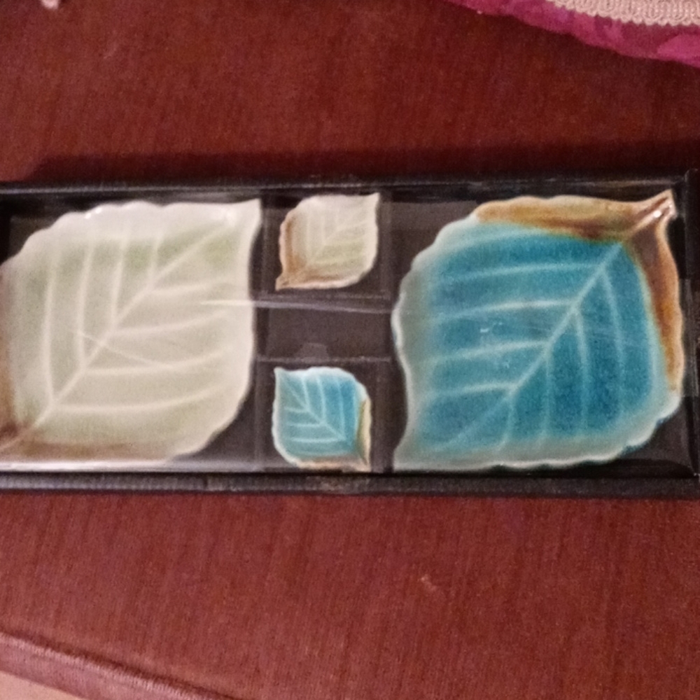 Beautiful Leaf Shaped Plates / New in Box